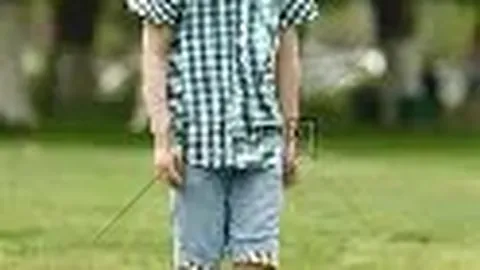 “曼联与布伦特福德英超战推迟，官方确认次日进行欧联杯赛事影响。”